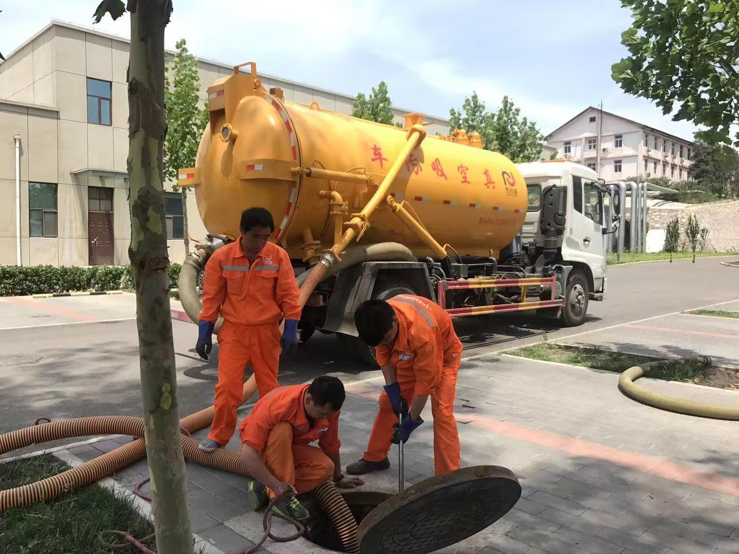 双桥管道疏通车停在窨井附近